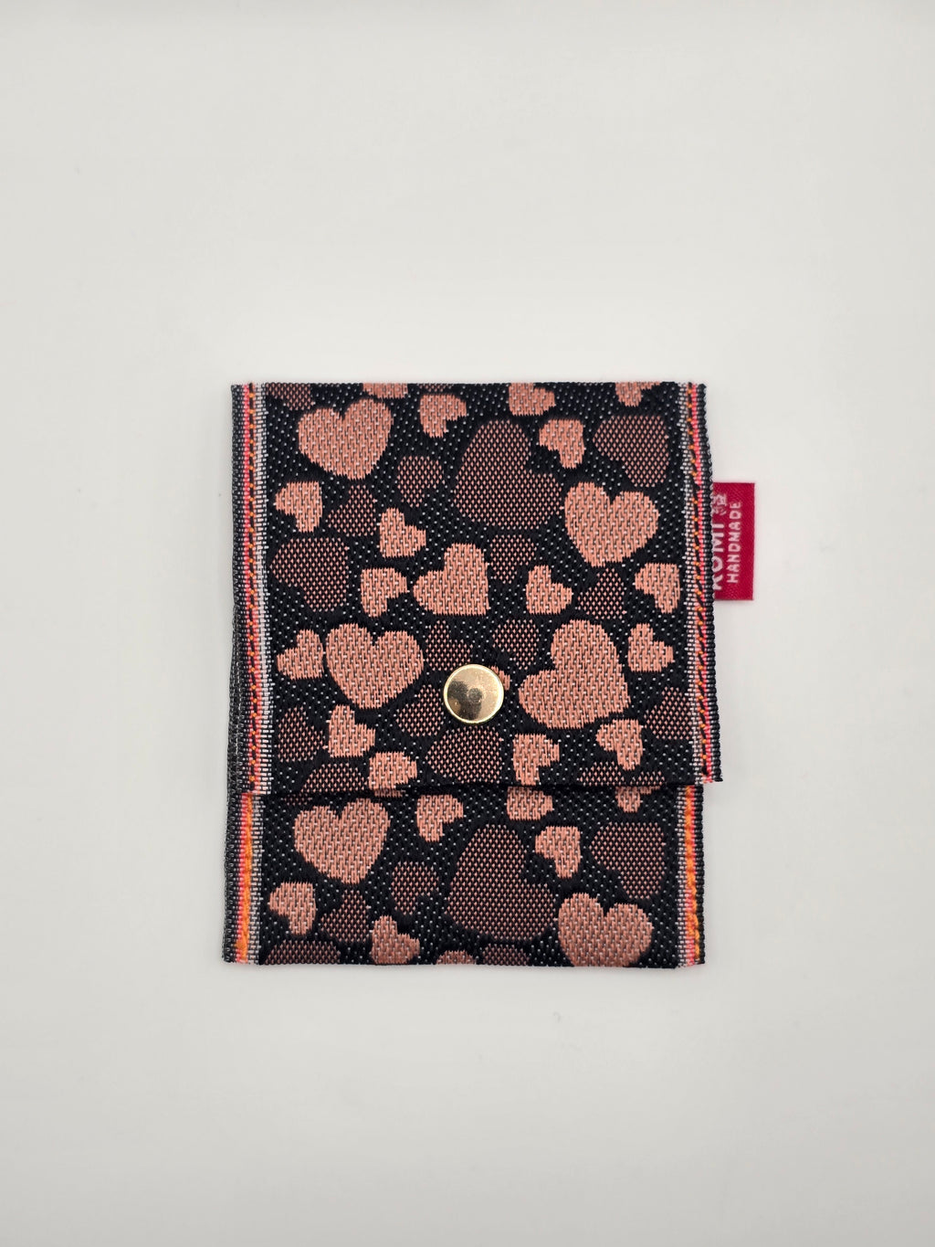 Corazones rosas sobre negro