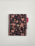 Corazones rosas sobre negro