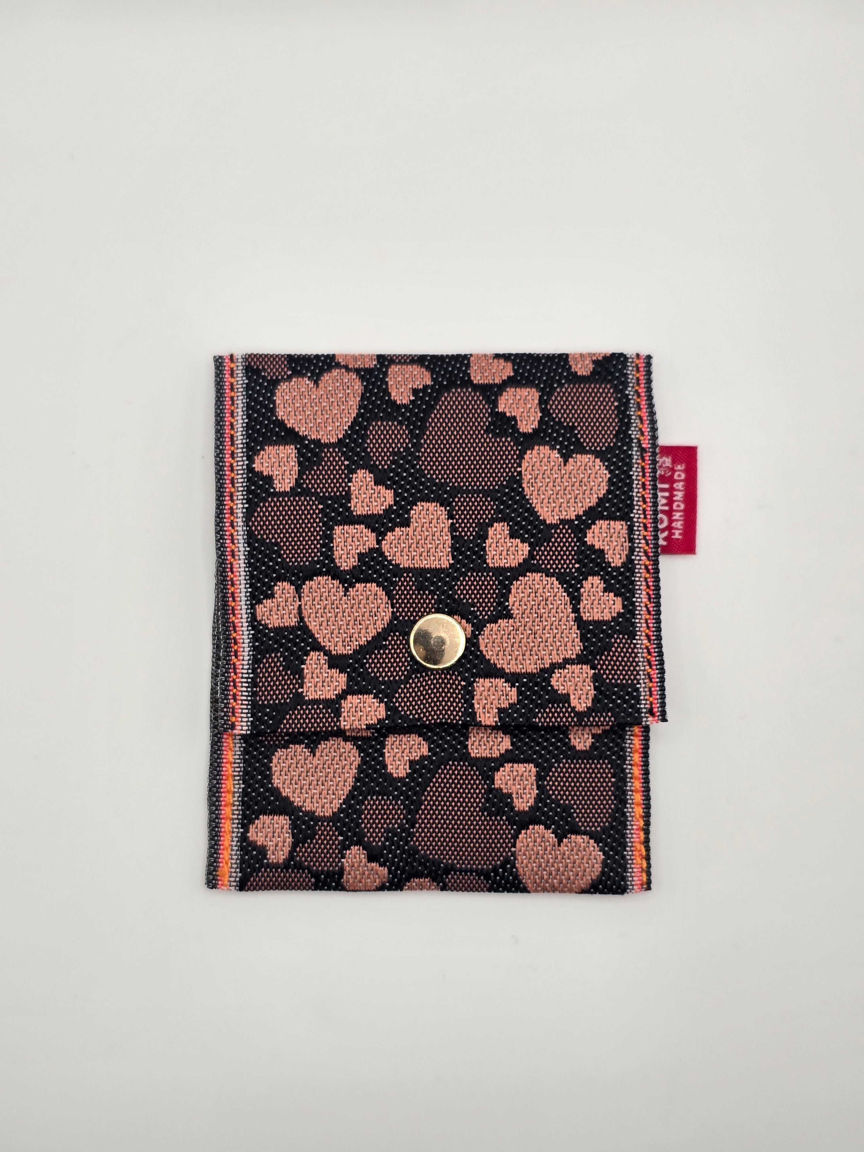 Corazones rosas sobre negro