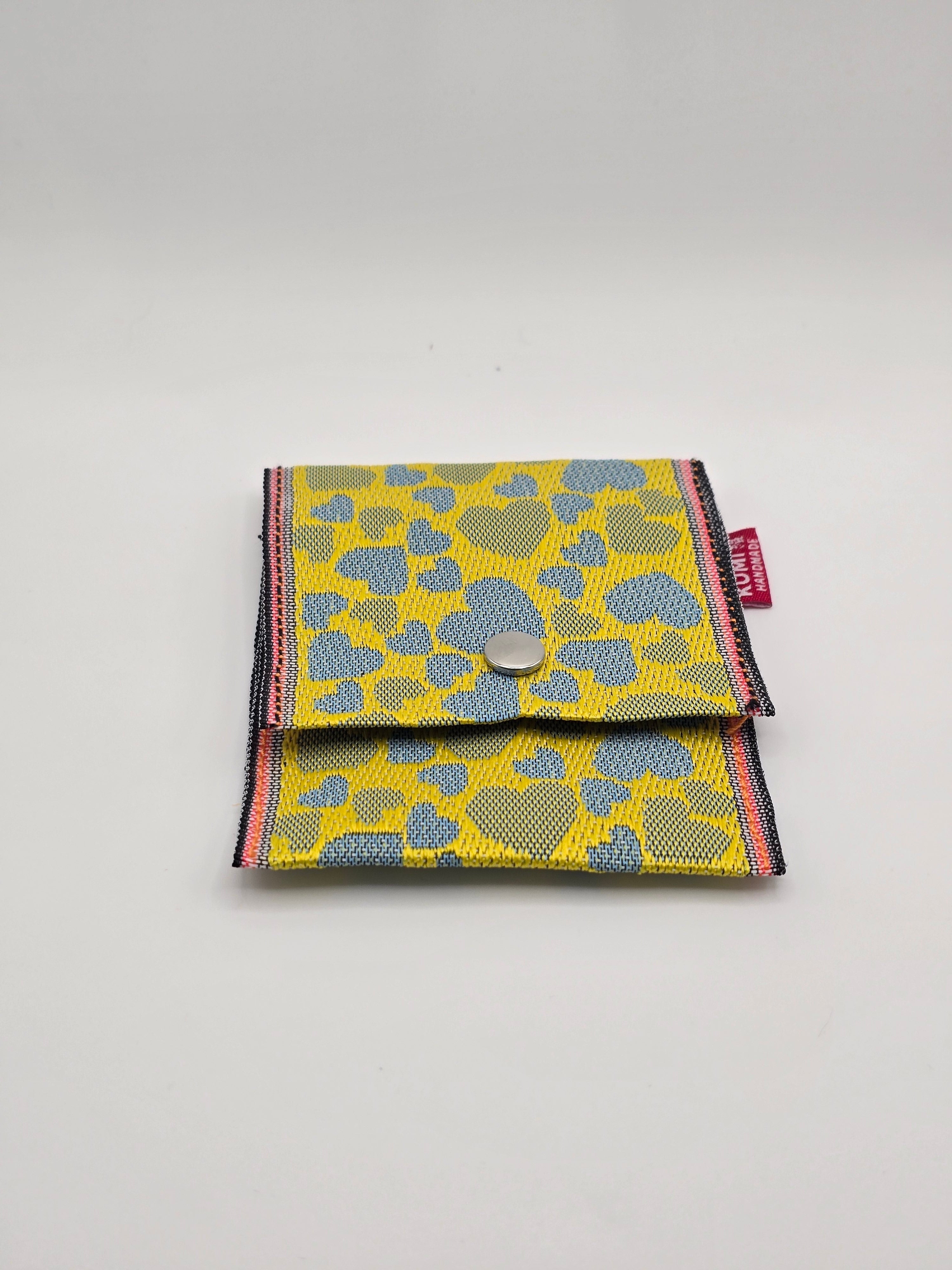 Corazones sobre amarillo